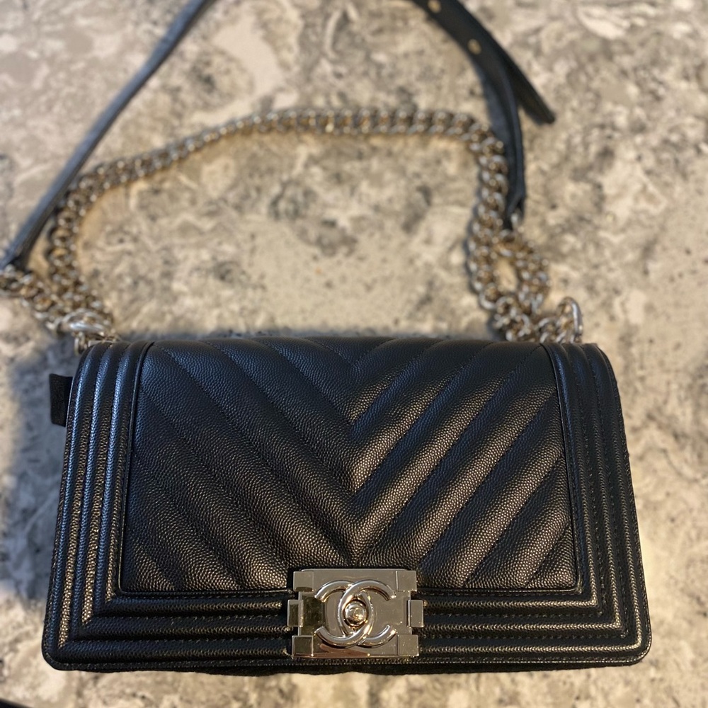 Chanel boy chevron caviar with gold hardware - Picture 2 of 6